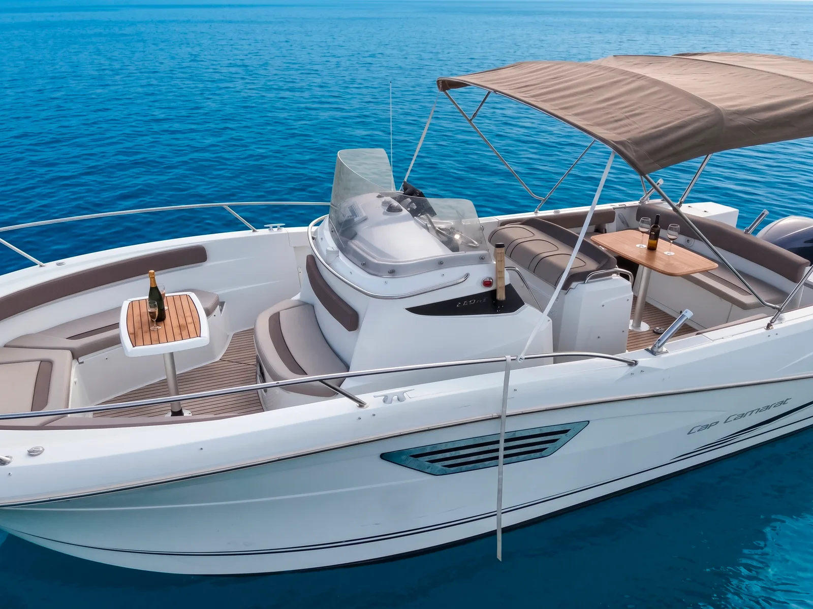 Charter privado en Salou · vista aérea del Jeanneau Cap Camarat 8.5 CC fondeado en una cala del Cabo