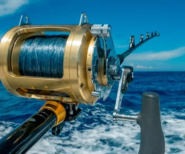 Charter de pesca del atún al brumeo en barco desde el Puerto de Salou