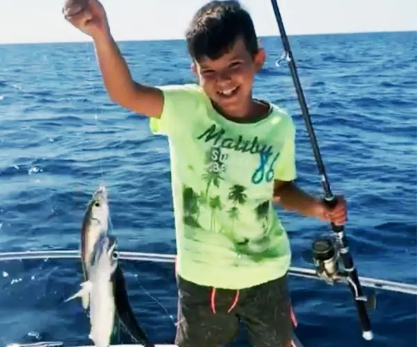 Charter de pesca de fondo costero en barco desde Salou con patrón profesional