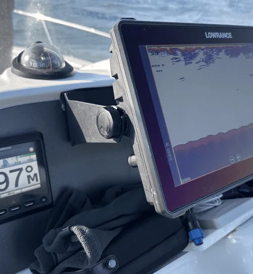 Pescador con captura en charter de pesca Rumbo Salou